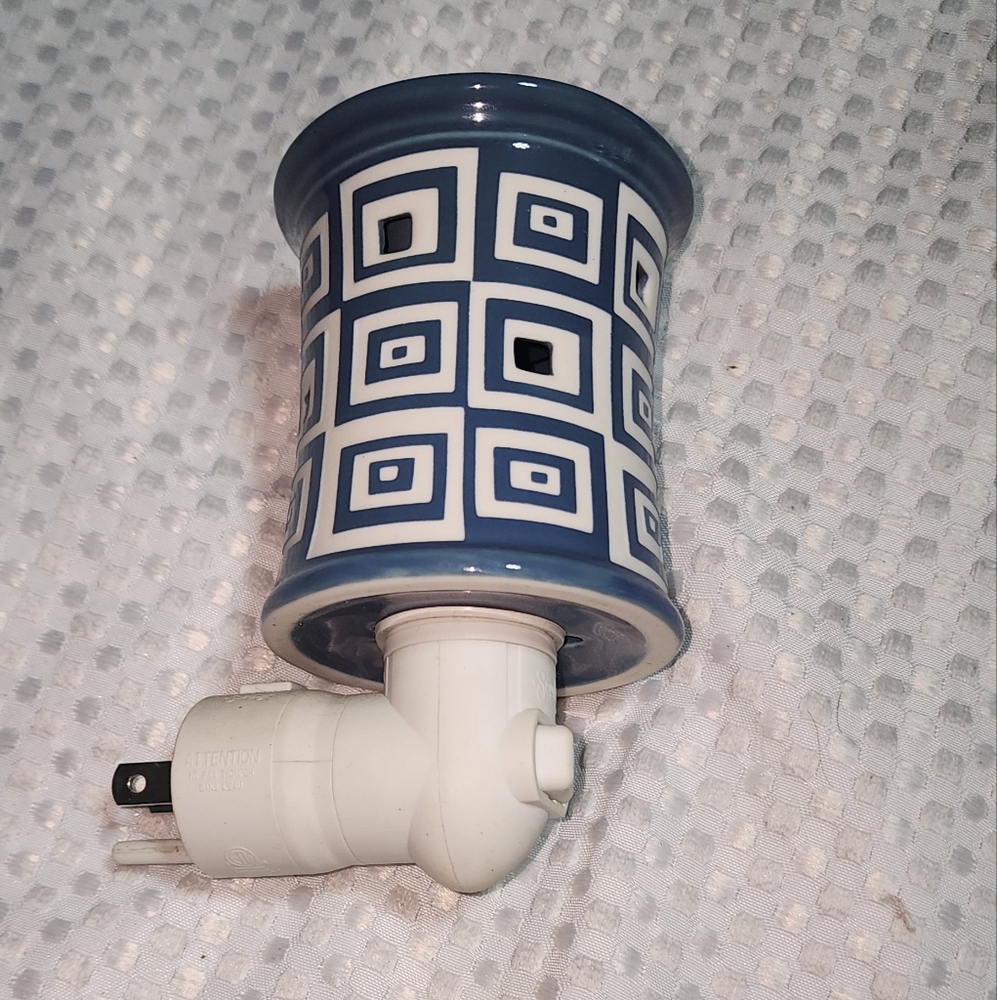 SCENTSY EUC BLUE WONKY PLUGIN DIFFUSER NIGHT LIGHT FRAGRANCE WARMER - Picture 1 of 5